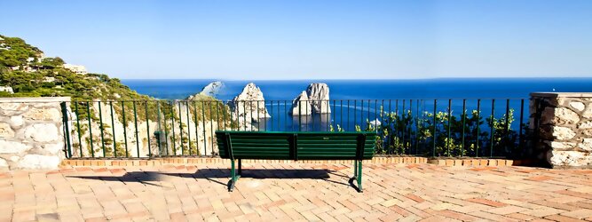 Feriendestination - Capri ist eine blühende Insel mit weißen Gebäuden, die einen schönen Kontrast zum tiefen Blau des Meeres bilden. Die durchschnittlichen Frühlings- und Herbsttemperaturen liegen bei etwa 14°-16°C, die besten Reisemonate sind April, Mai, Juni, September und Oktober. Auch in den Wintermonaten sorgt das milde Klima für Wohlbefinden und eine üppige Vegetation. Die beliebtesten Orte für Capri Ferien, locken mit besten Angebote für Hotels und Ferienunterkünfte mit Werbeaktionen, Rabatten, Sonderangebote für Capri Urlaub buchen.
