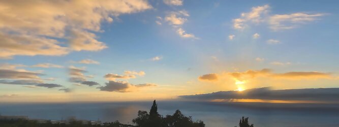 Trip Adultsonly Reiseideen Adults only - La Palma macht ihrem Beinamen, die Schöne, alle Ehre. Das Kleinod im Atlantik erstrahlt in sattem Grün, verziert mit hübschen landestypischen Villen in den weit gestreuten Dörfern, eingerahmt von weichen Wellen des dunkelblauen atlantischen Ozeans, am Himmel ziehen malerische Formationen, bauschiger weißer Schäfchenwolken. Eine Bilderbuchidylle zum Verlieben. Die beliebtesten Orte für La Palma Ferien, locken mit besten Angebote für Hotels und Ferienunterkünfte mit Werbeaktionen, Rabatten, Sonderangebote für La Palma Urlaub buchen. Reisedaten eingeben und Hotel Flug Mietwagen Attraktionen Taxis für eine La Palma Reise flexibel buchen. Sollten sich die Pläne ändern, sind viele der Unterkünfte und Zimmer auf La Palma kostenfrei stornierbar.